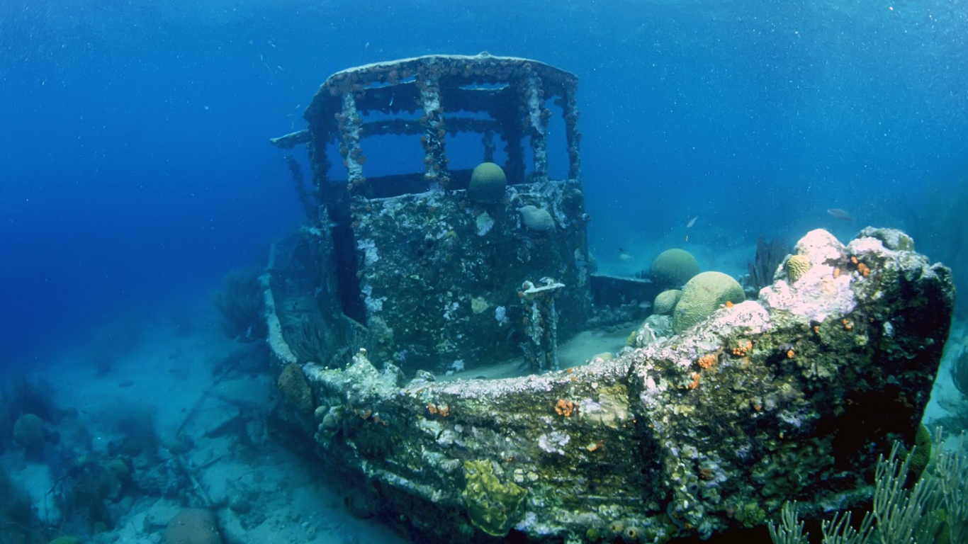 Лодка на дне моря