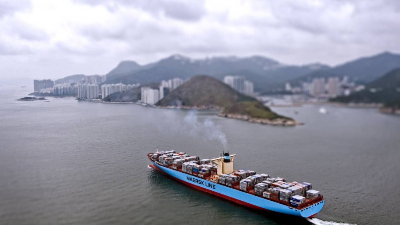 Контейнеровоз отправляется в путь