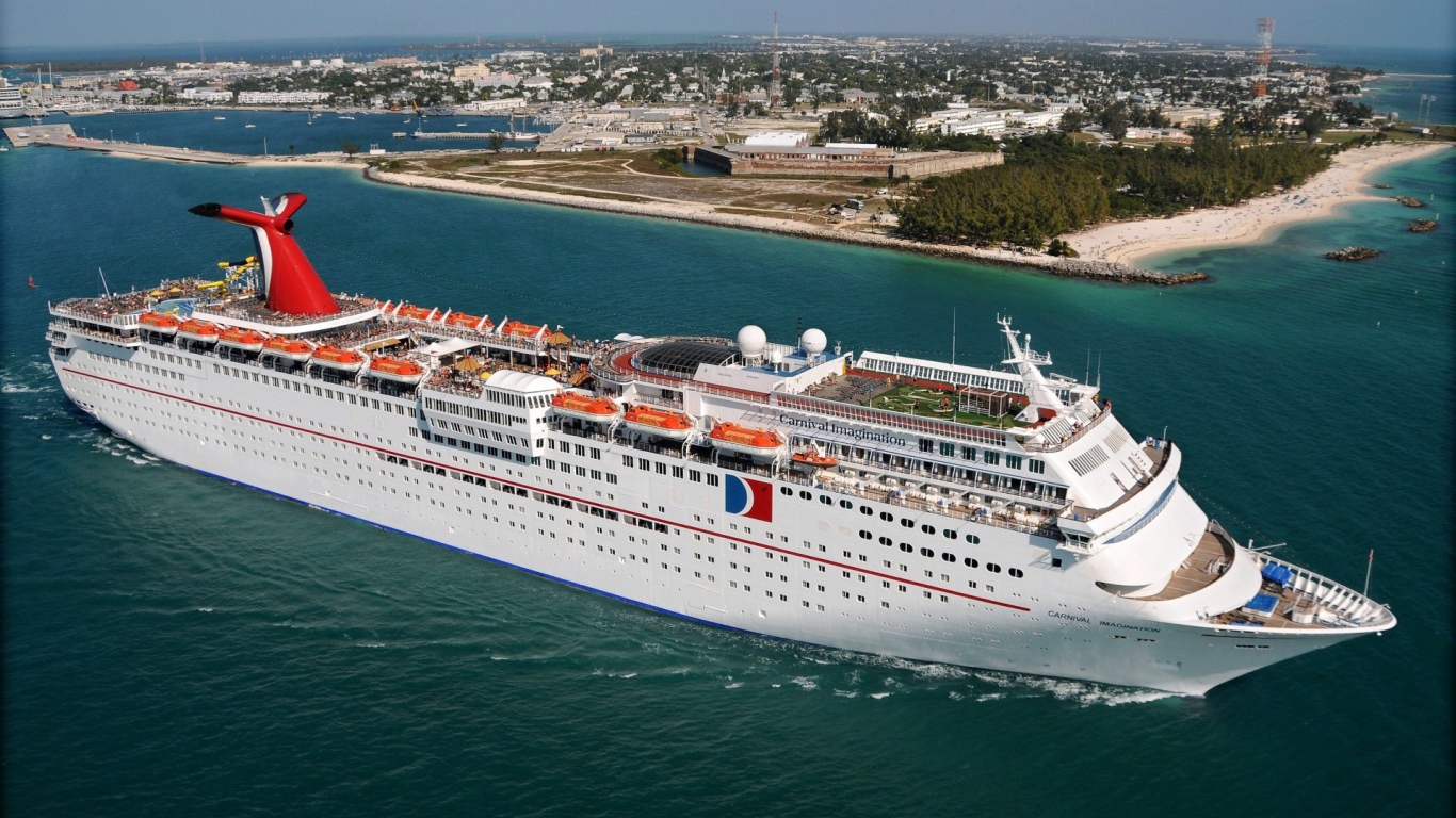 Круизный корабль с красной трубой