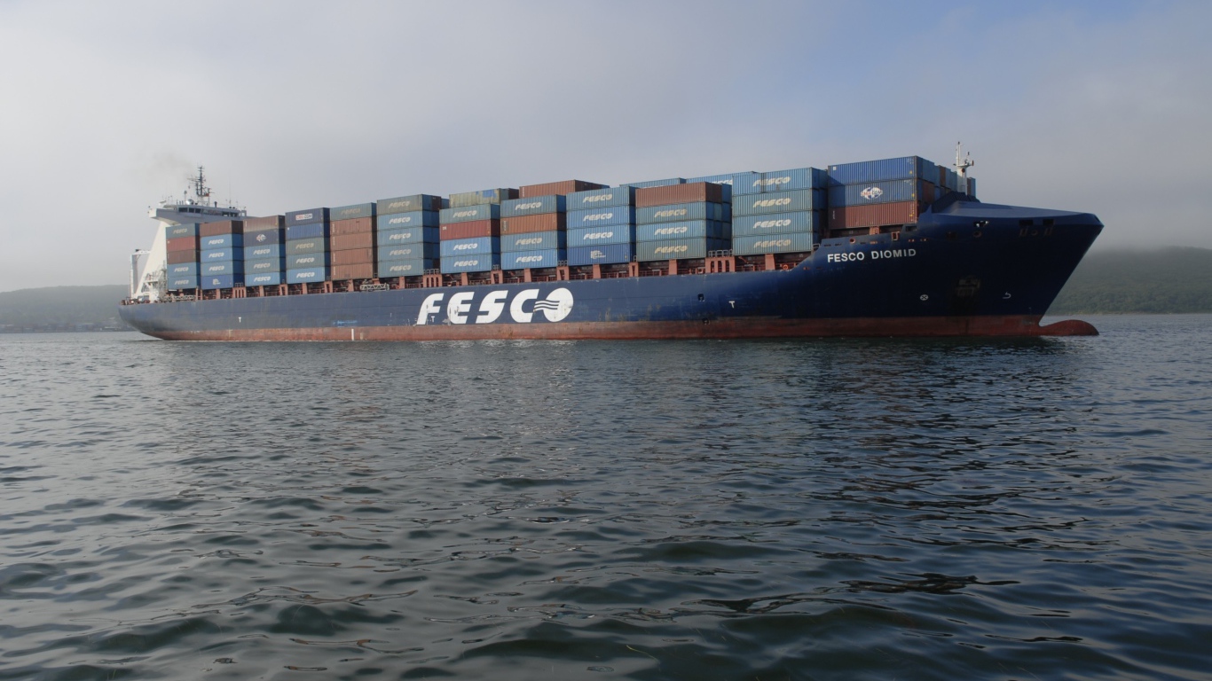 Корабль Феско перевозящий контейнеры