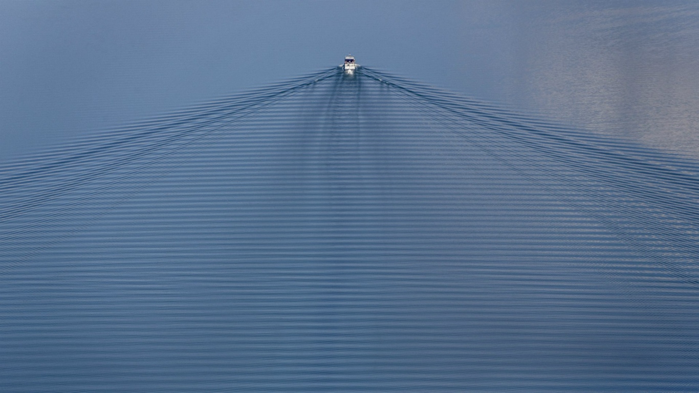 Рябь воды за катером