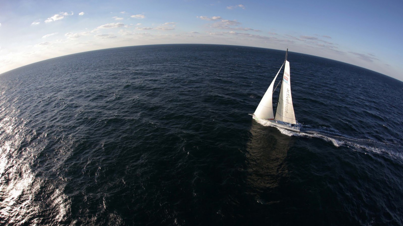Яхта в бескрайнем океане