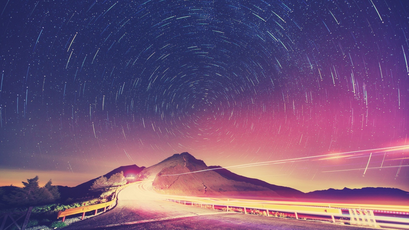 Ночное вращение звезд над горой