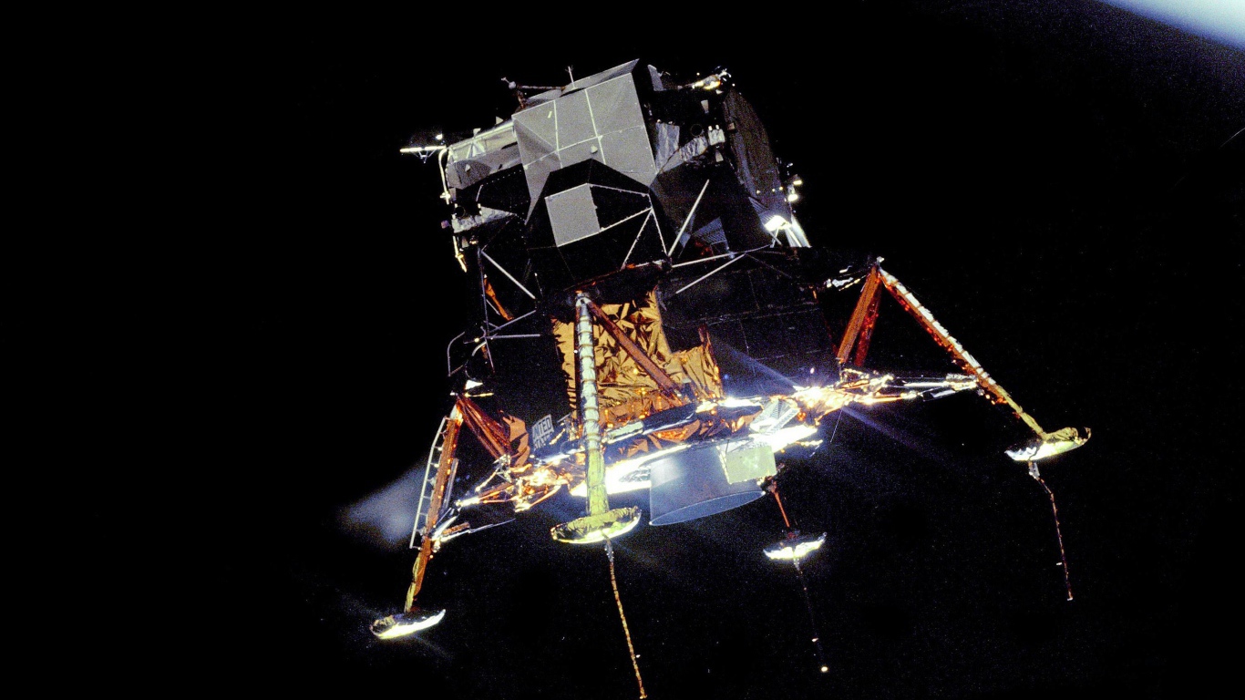 Лунный модуль идет на посадку