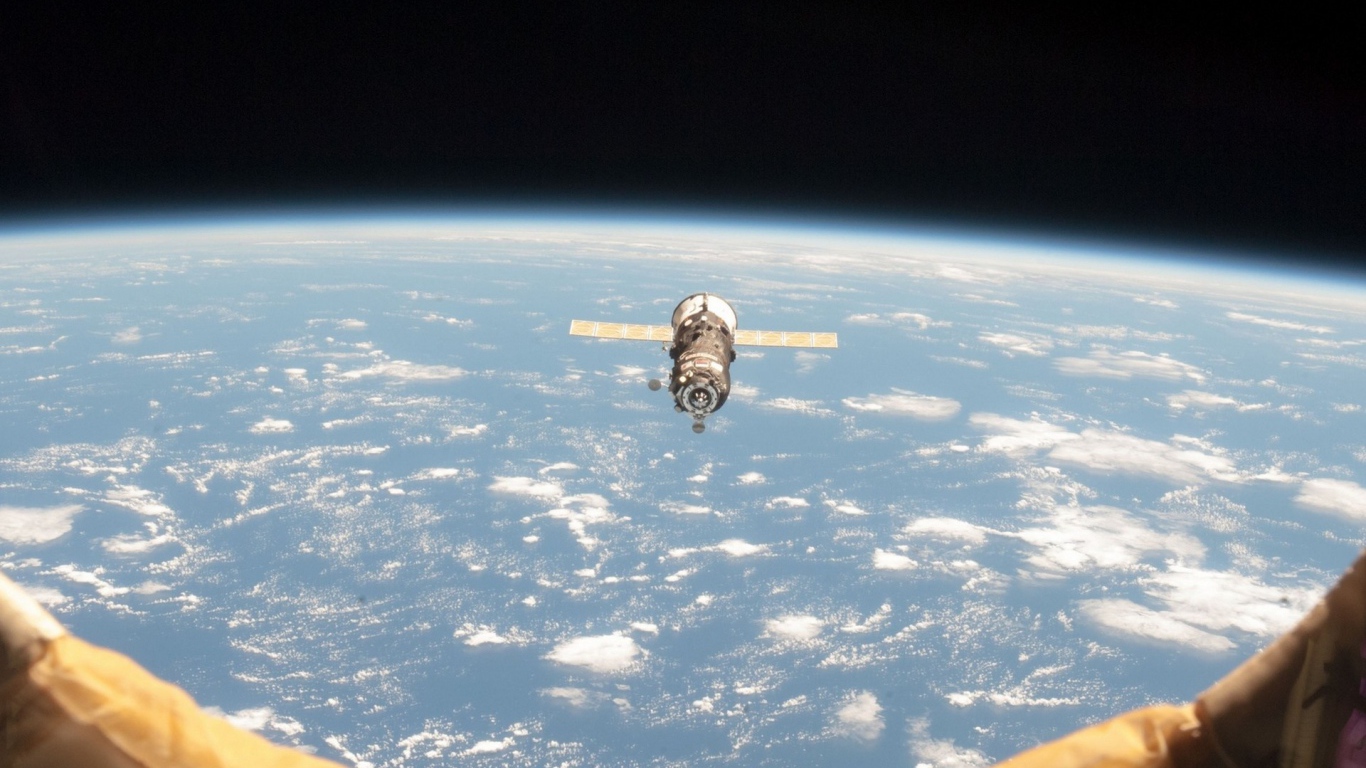 В иллюминаторе космическая станция