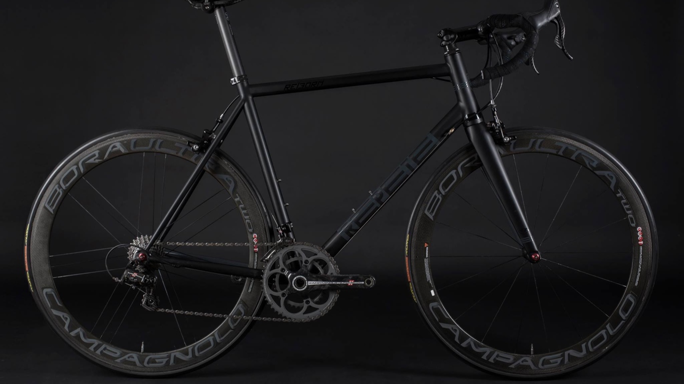 Спортивный велосипед на черном фоне