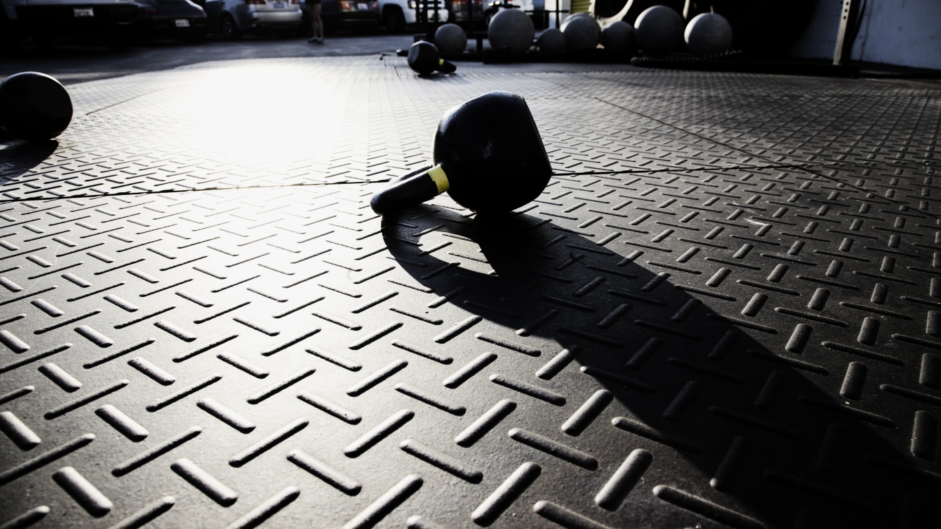 Гиря на железном полу