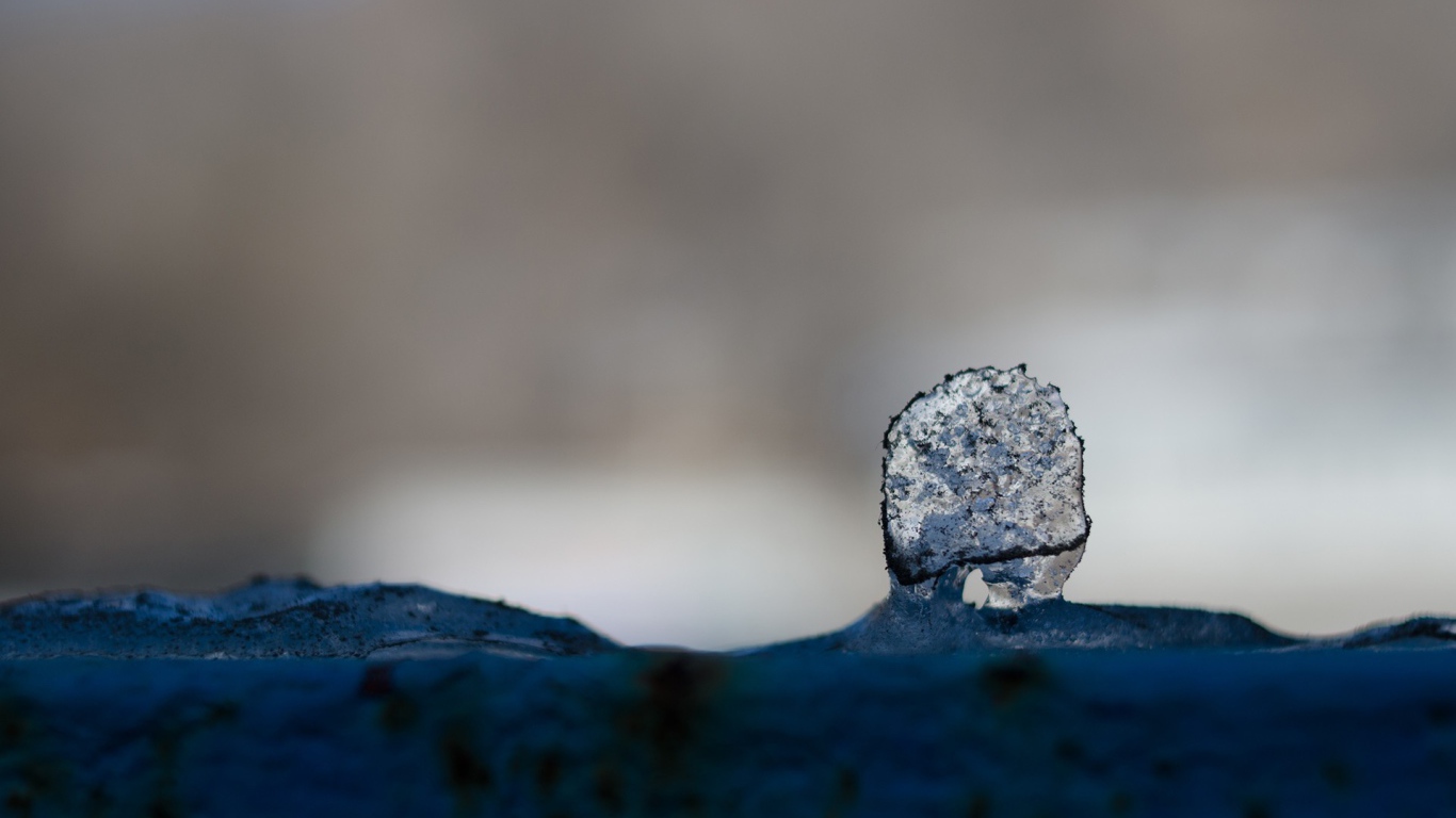 Кристаллик льда на поверхности снега