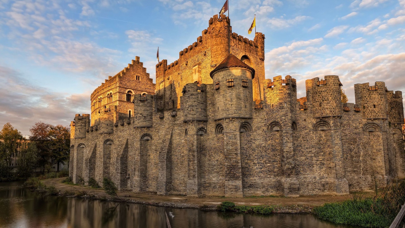 Старинный замок с высокими стенами