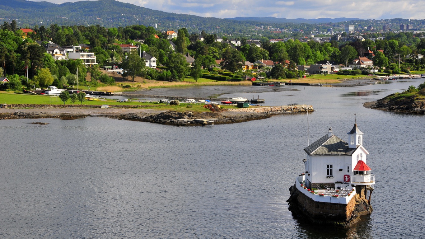 Домик на скале посреди реки