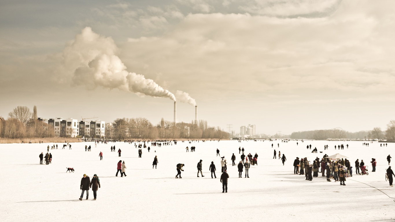 Люди гуляют на замерзшей реке