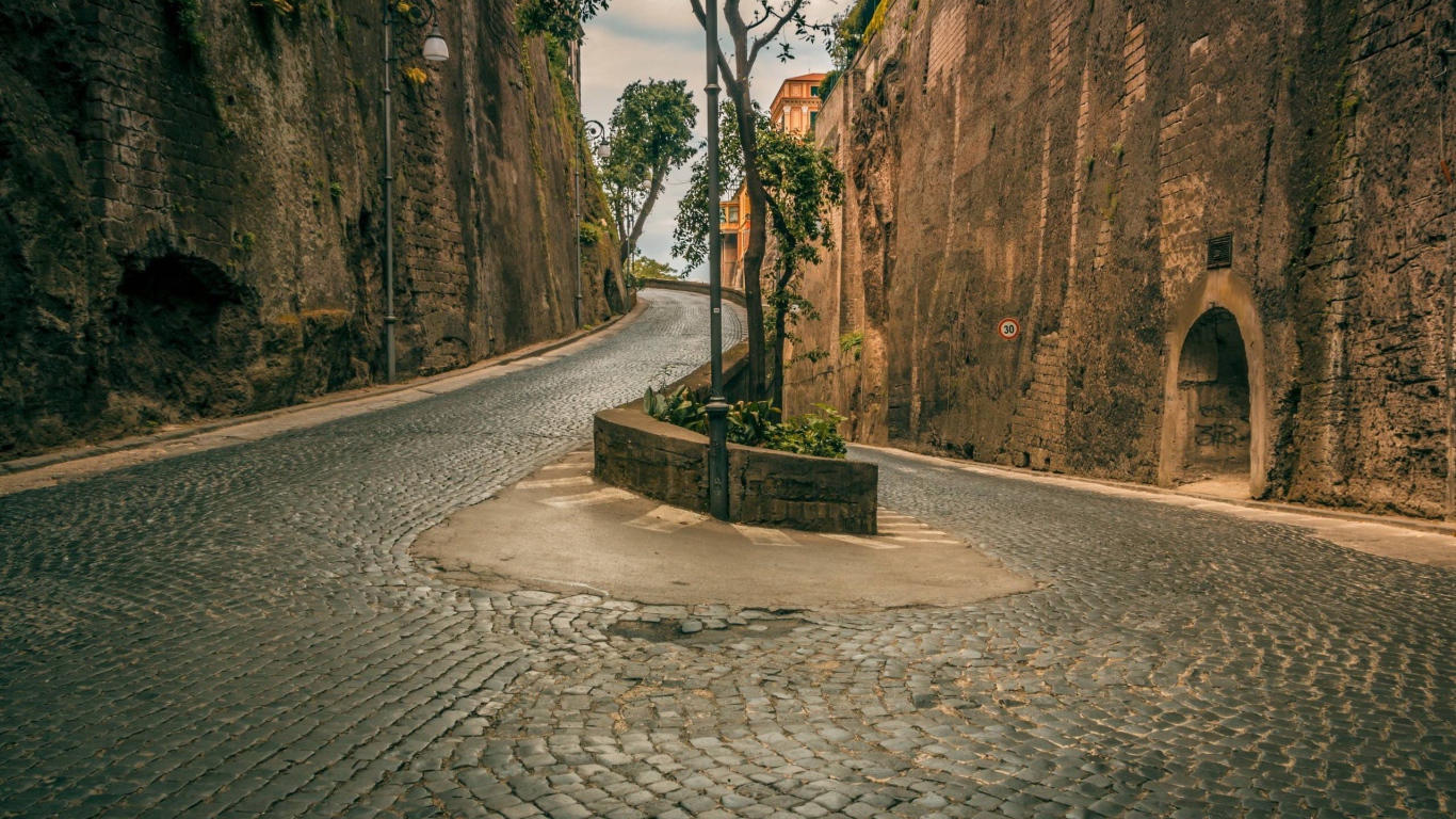 Крутой поворот среди скал