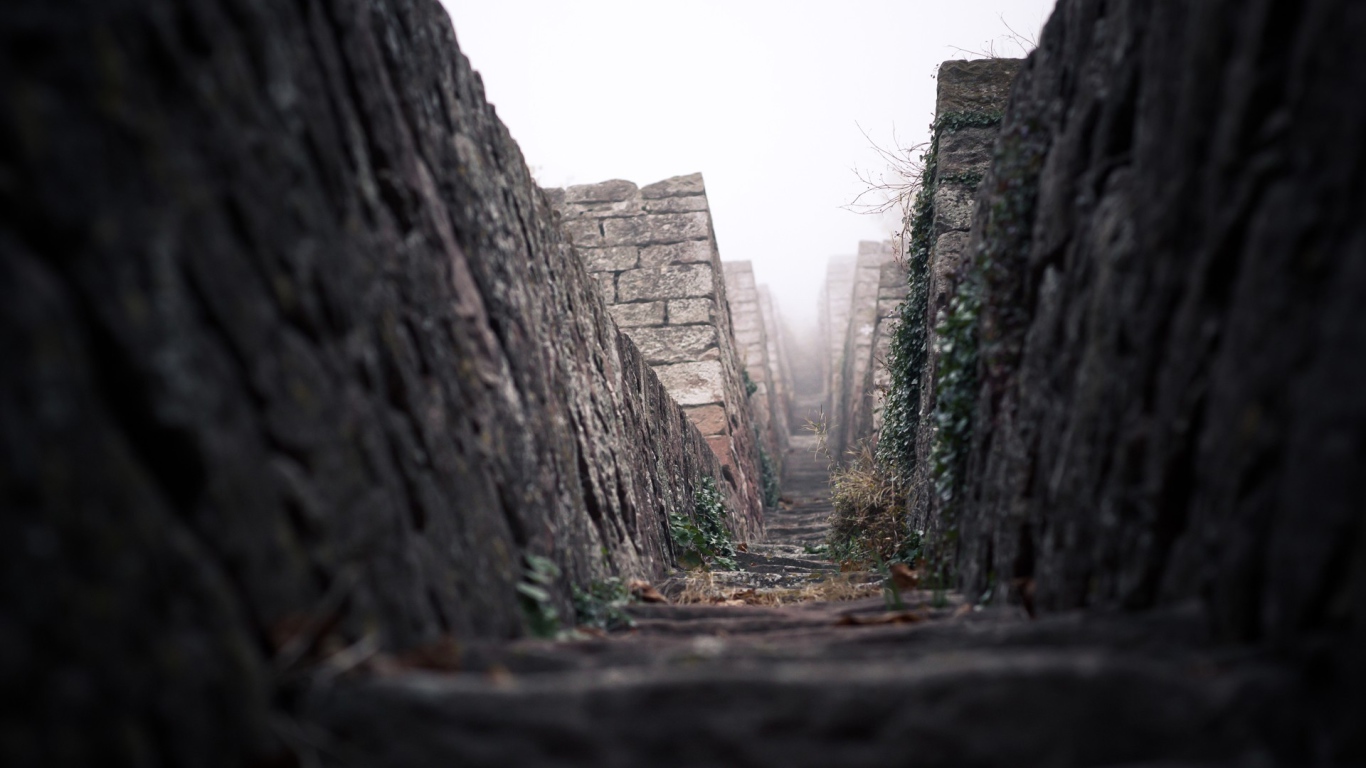 Дорога среди каменных пирамид