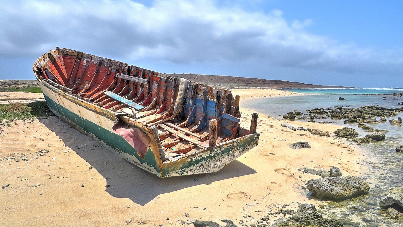 Остов лодки на пляже Арубы