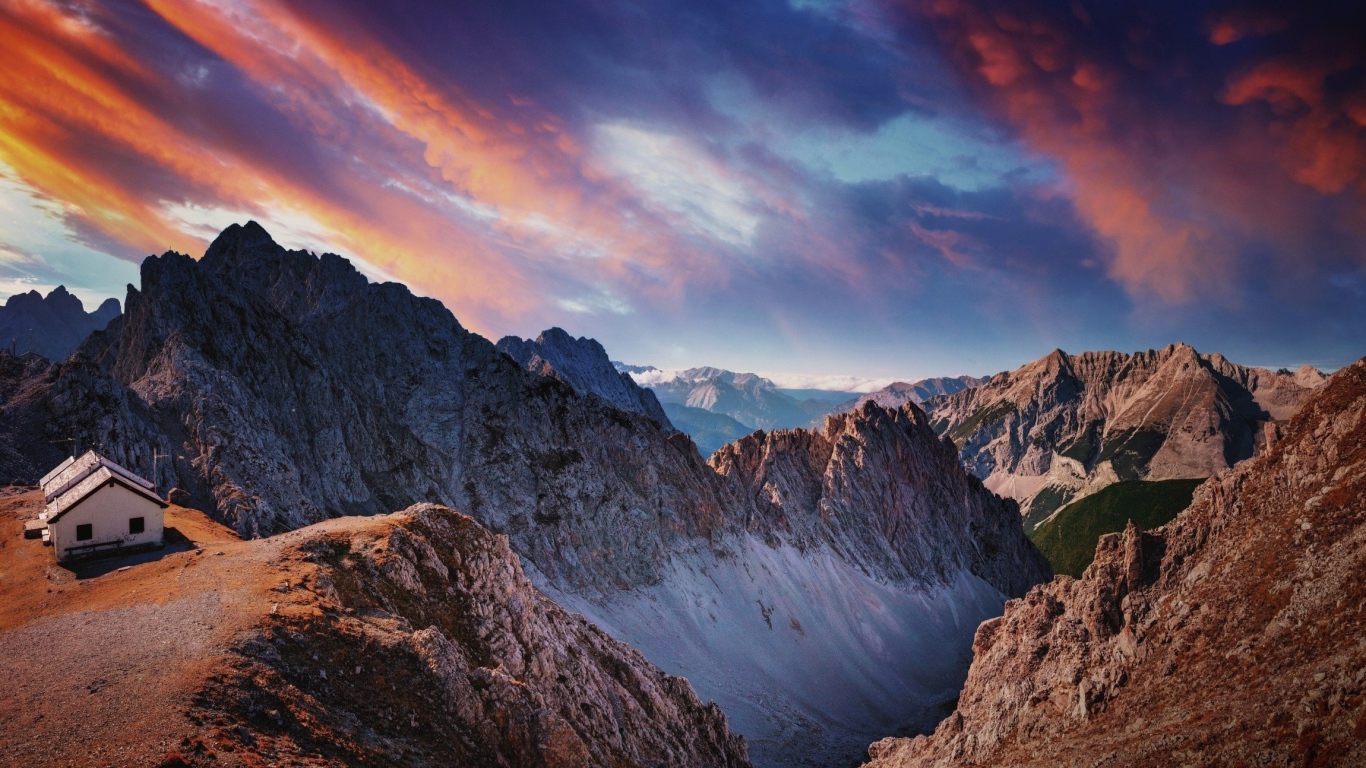 Розовые облака над скалами в Австрии