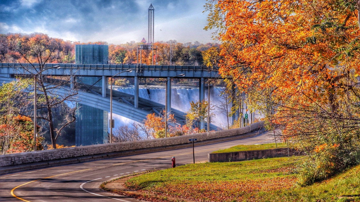 Мост над водопадом в Канаде