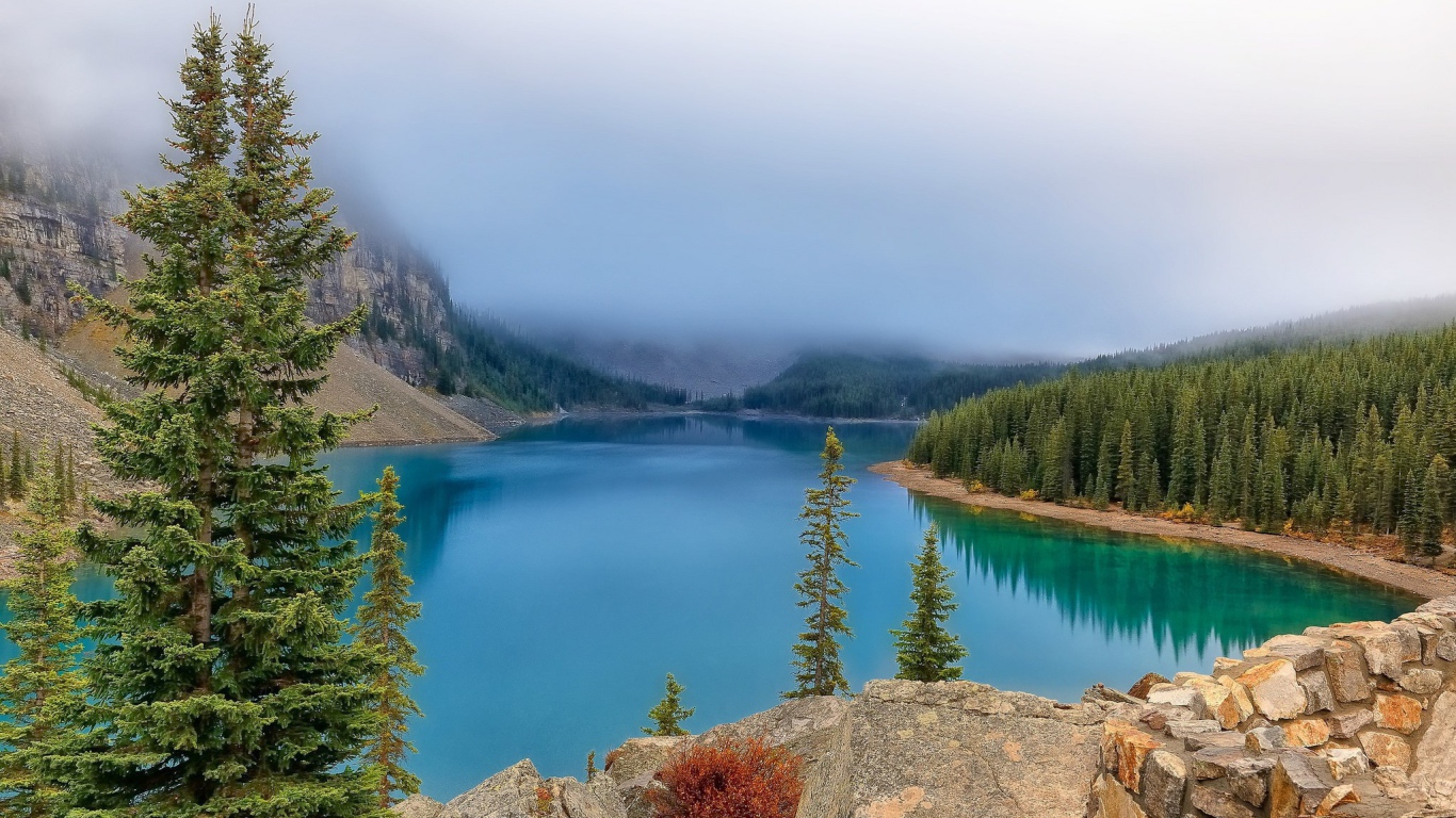 Туманное озеро в национальном парке Банф, Канада