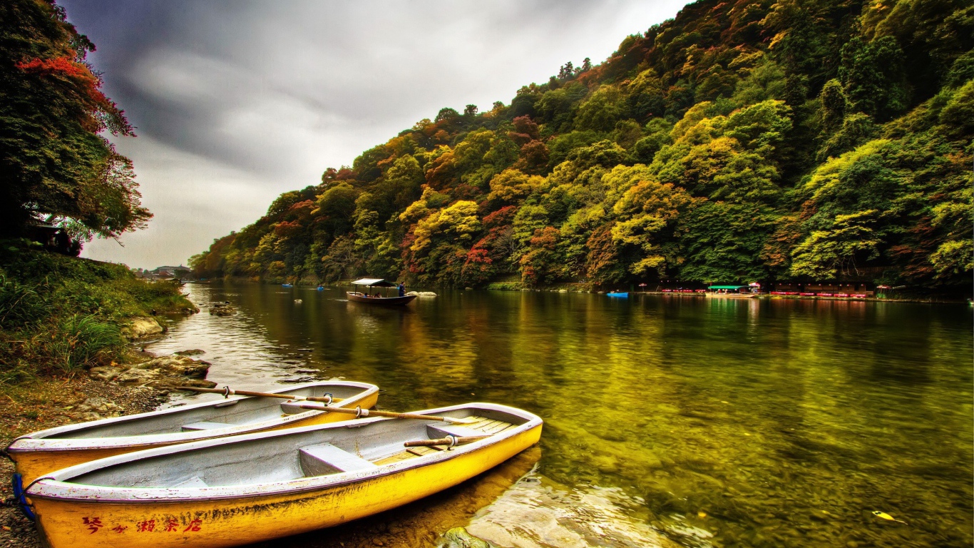 Желтые лодки у берега реки в Китае