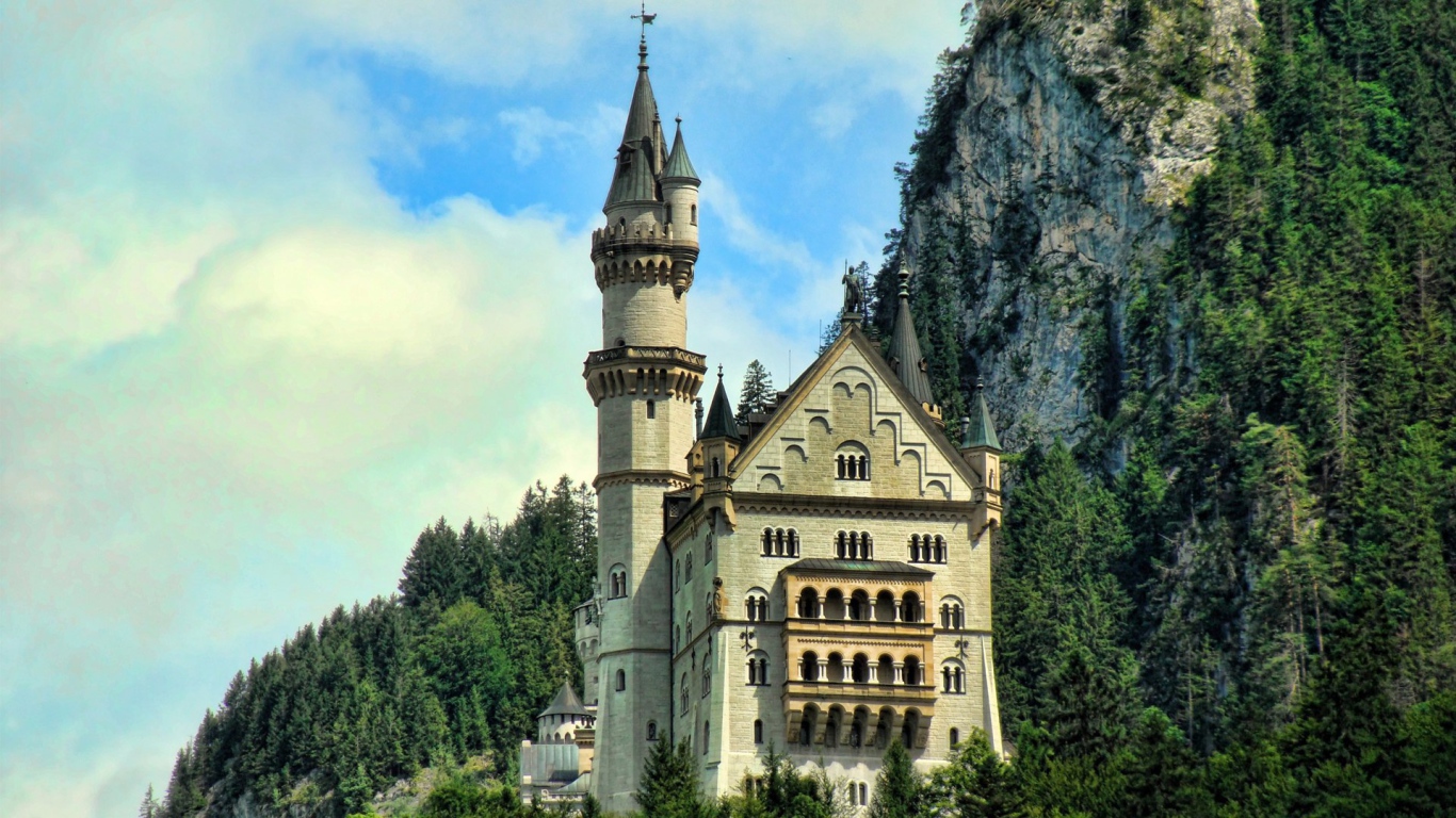 Замок у скалы в Германии