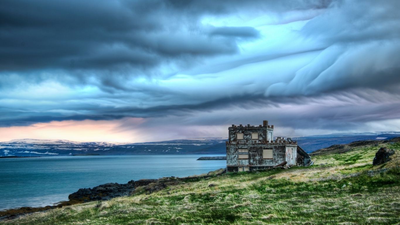 Небольшое строение на берегу озера в Исландии