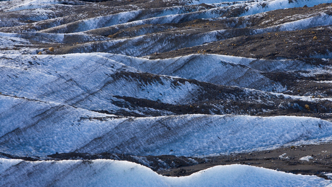 Заснеженные склоны гор в Исландии