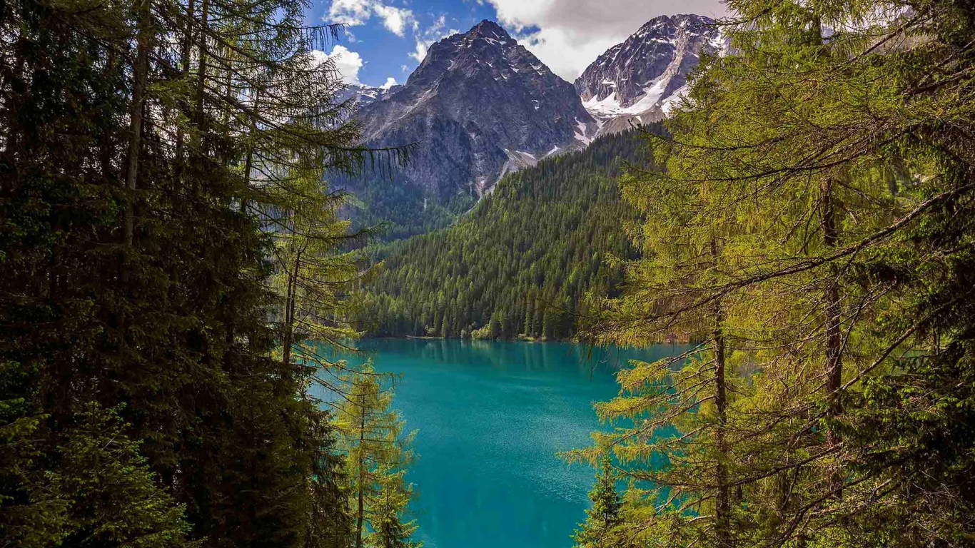 Лазурное озеро в итальянских Альпах