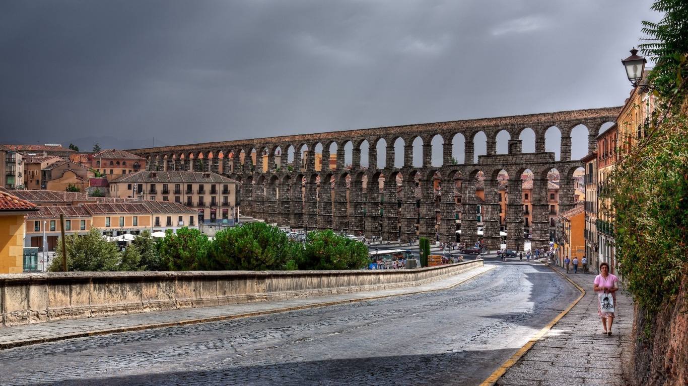 Древнеримский акведук в городе в Италии