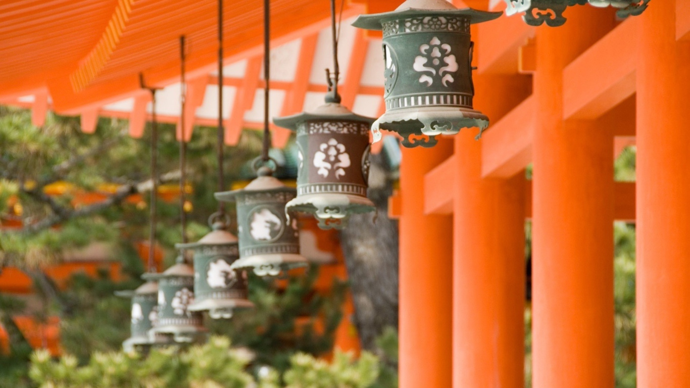 Железные светильники на здании в Японии