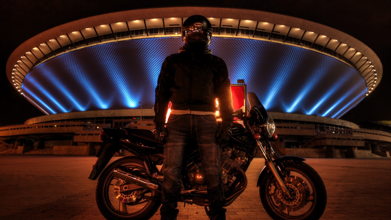 Мотоциклист на фоне стадиона в Катовице