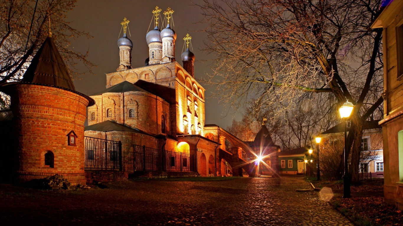 Древний монастырь на просторах России