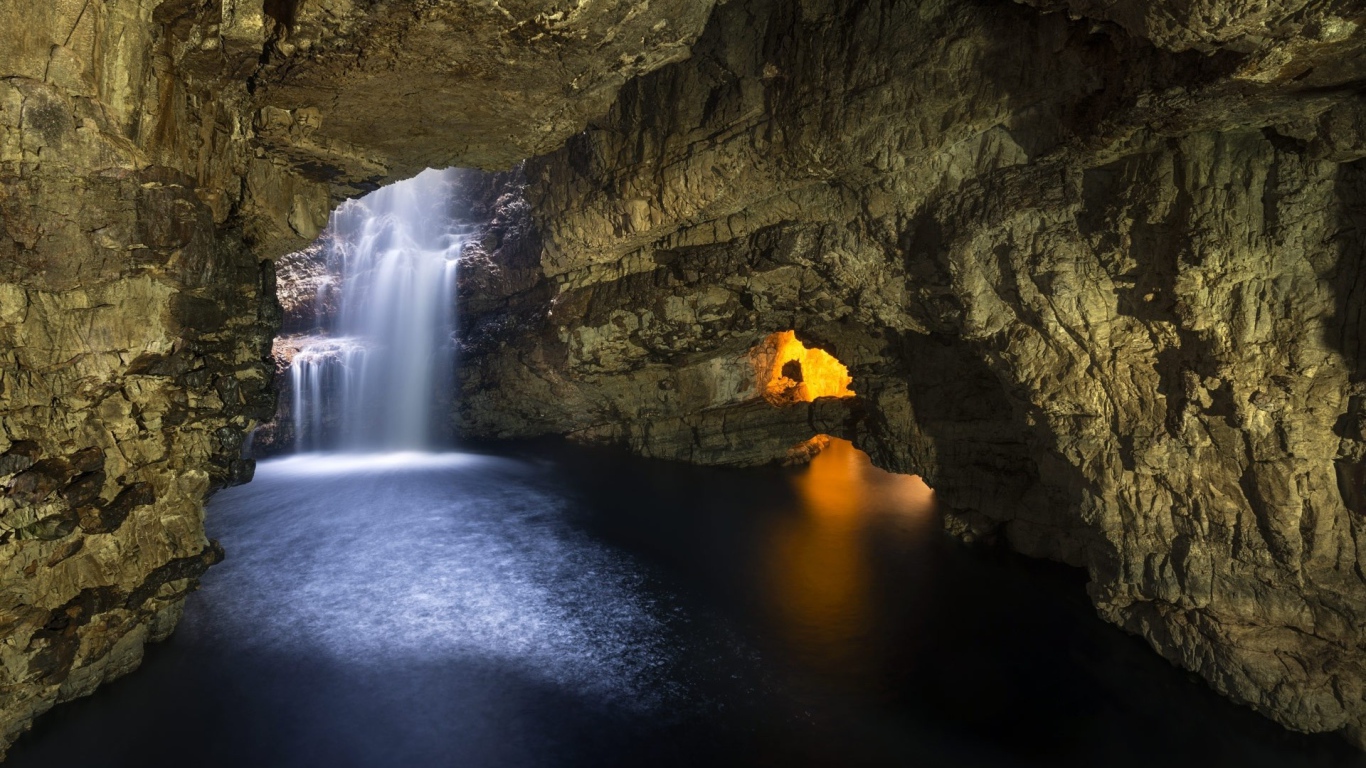 Водопад в каменной пещере в Шотландии