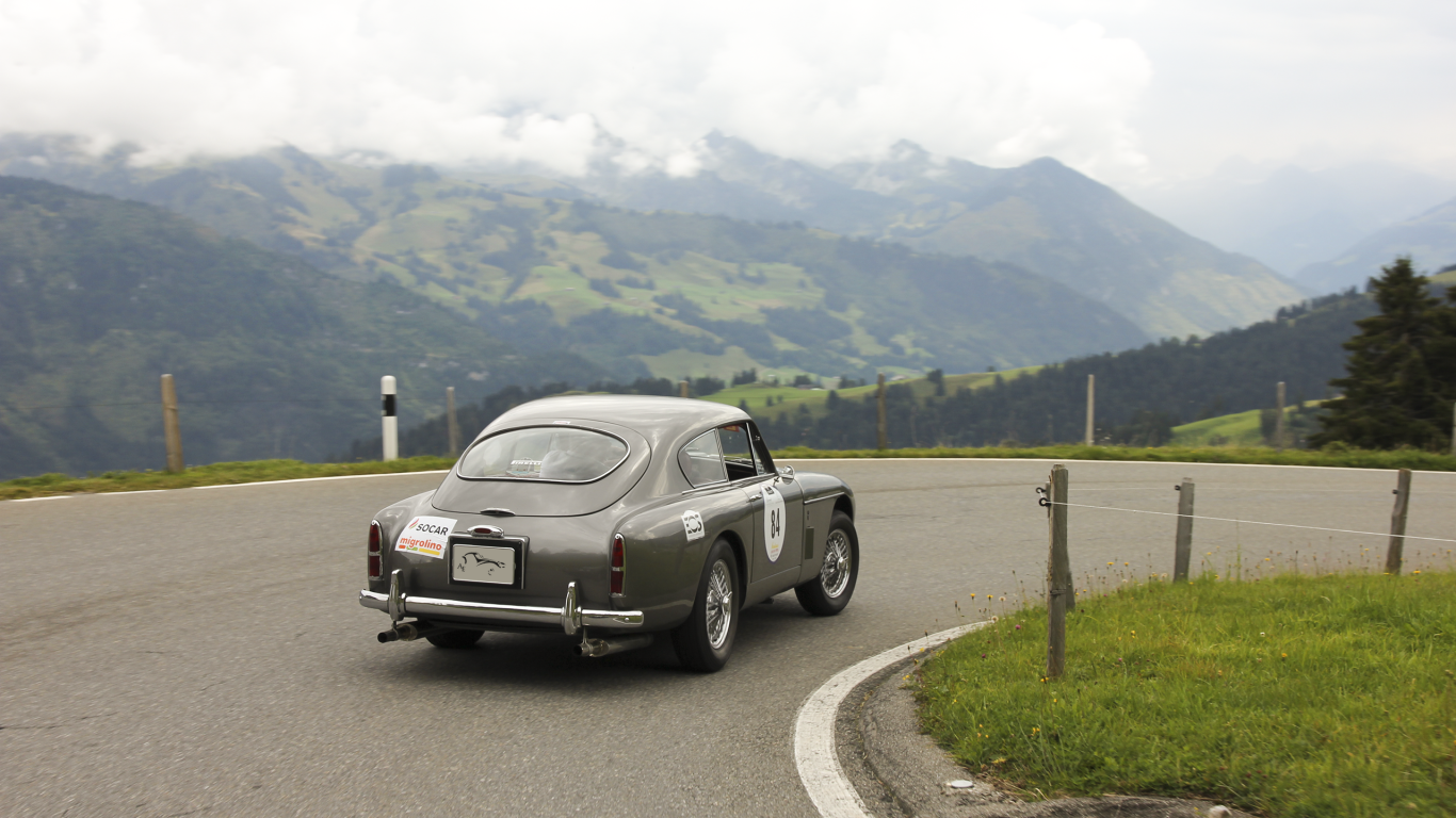 Ретро автомобиль на горной дороге в Швейцарии