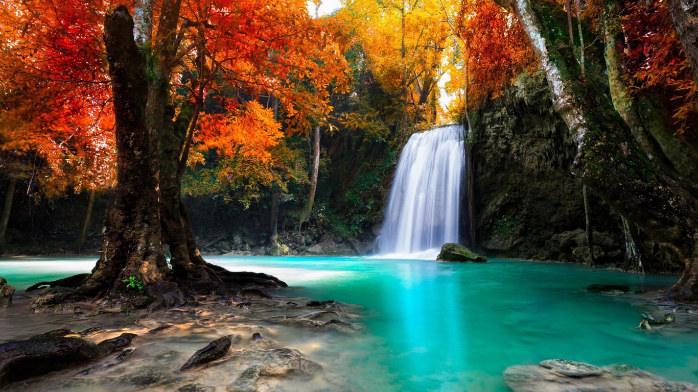 Водопад среди желтых деревьев, Таиланд