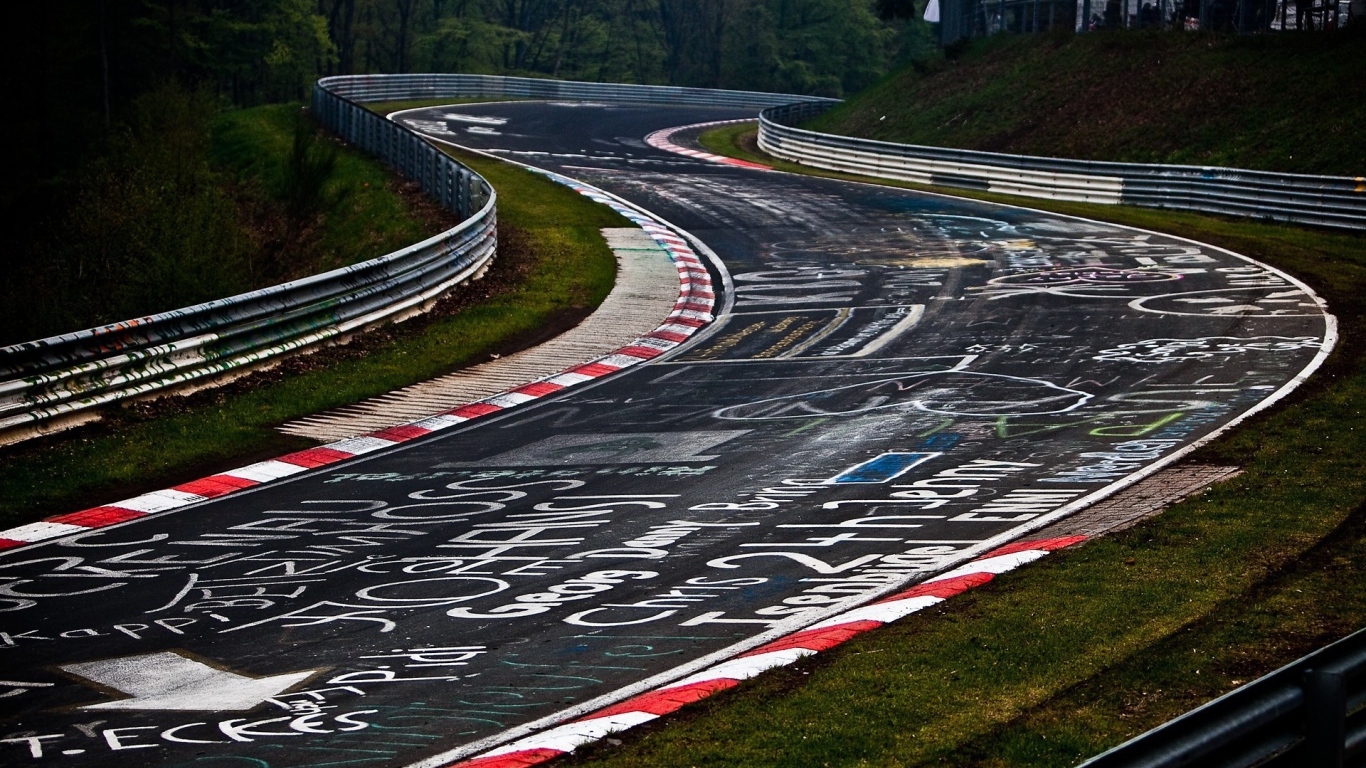Надписи на асфальте гоночного трека