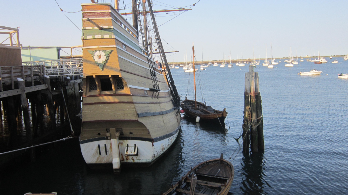 Современная копия старинного корабля