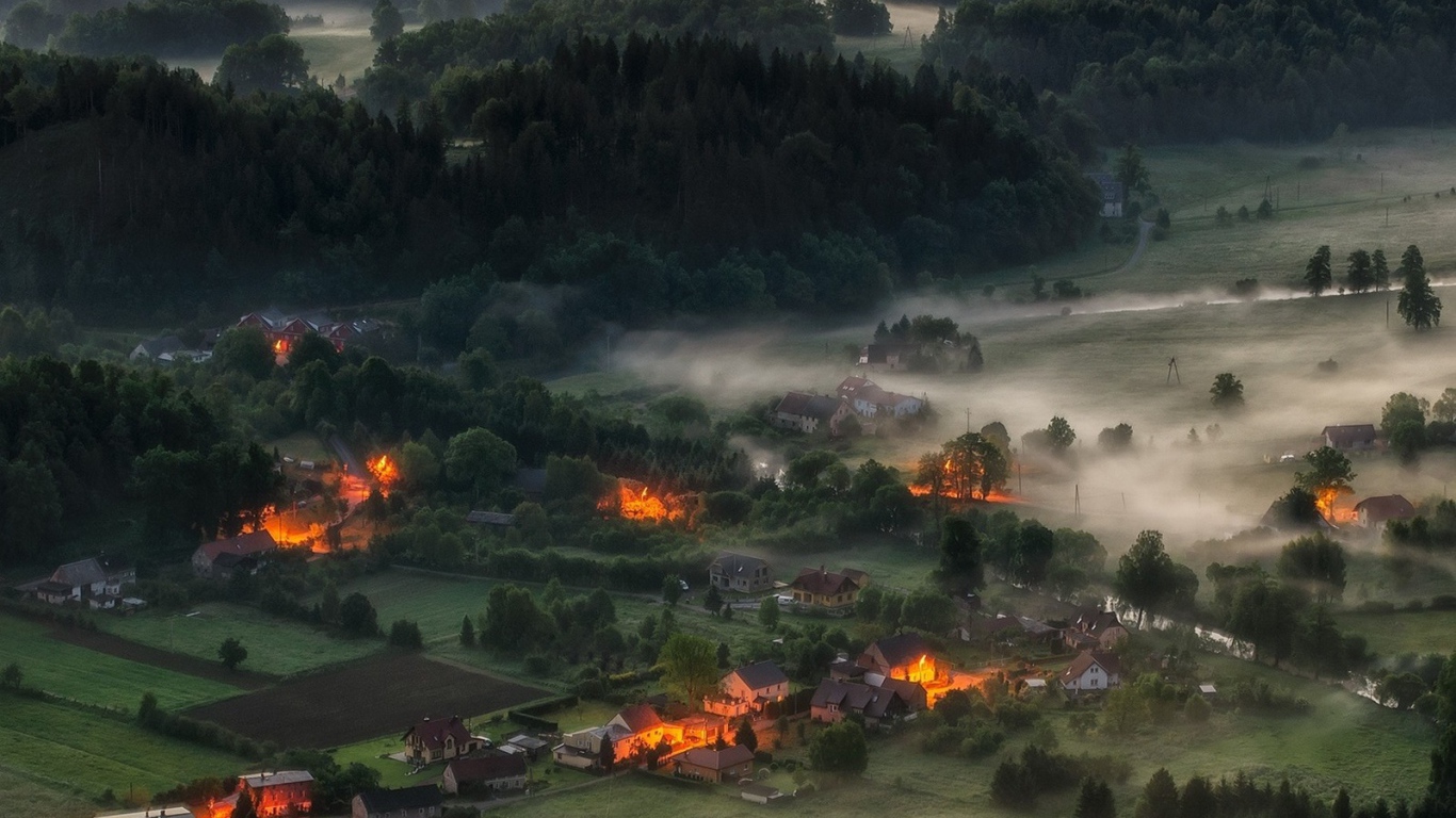 Утренний туман в горной деревне в Альпах