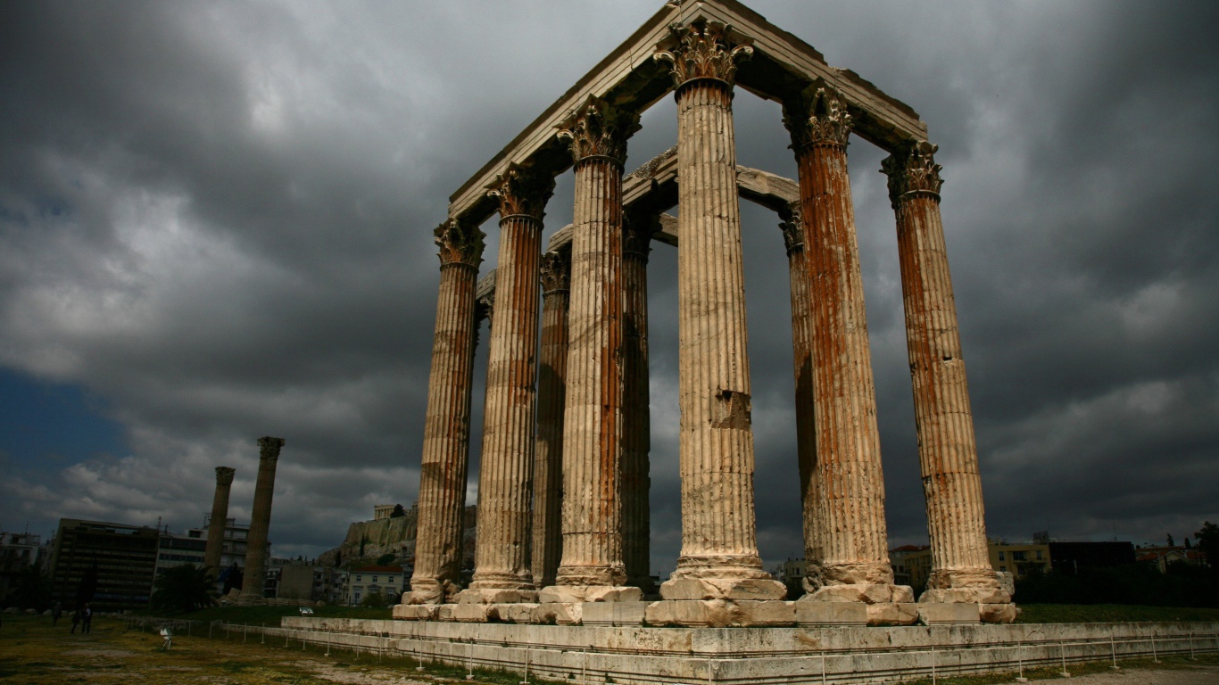 Остатки колонн древнего храма