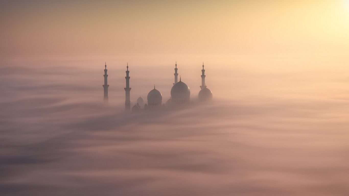 Минареты мечети выглядывают из тумана
