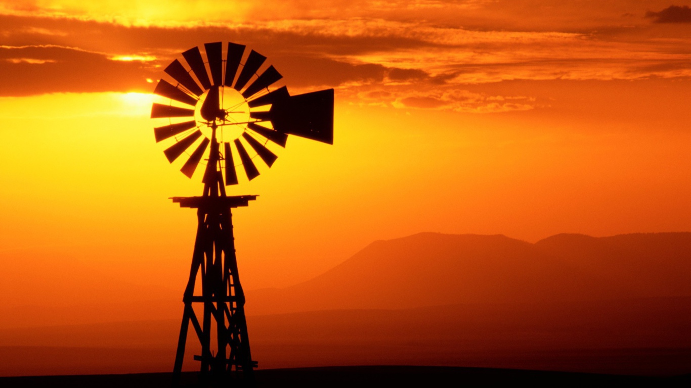 Ветряк флюгер на фоне заката, США