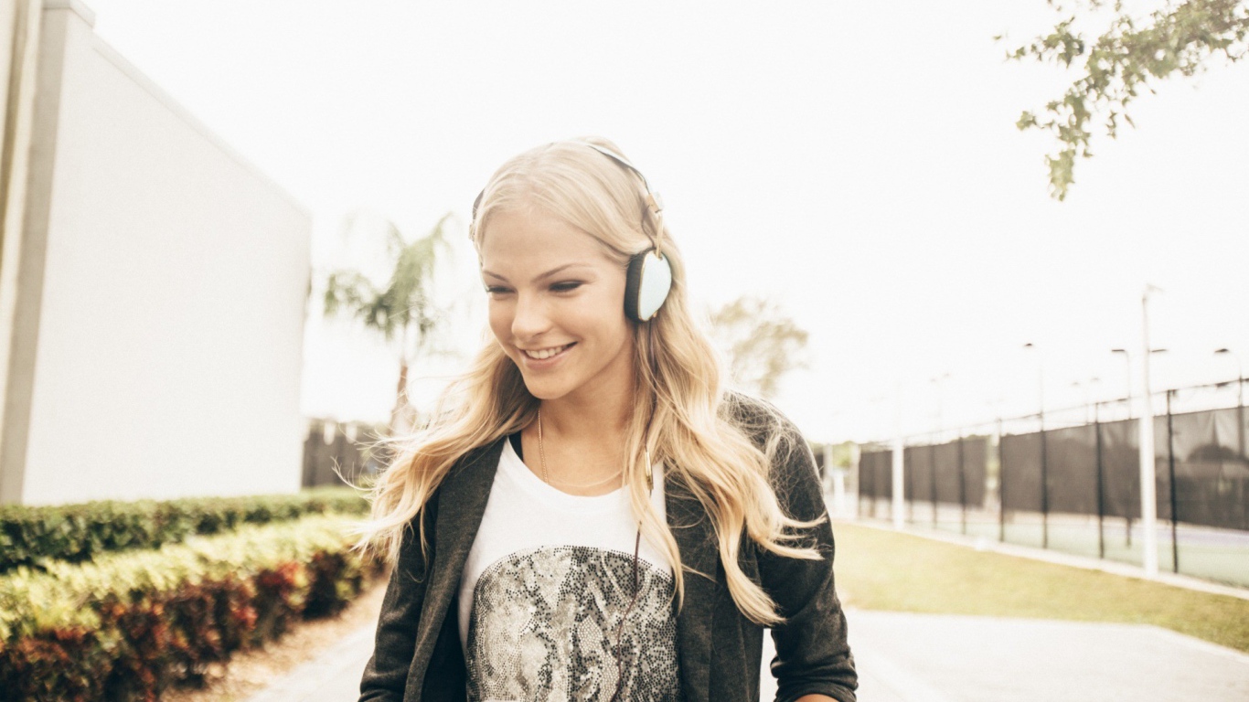 Спортсменка Дарья Клишина в наушниках