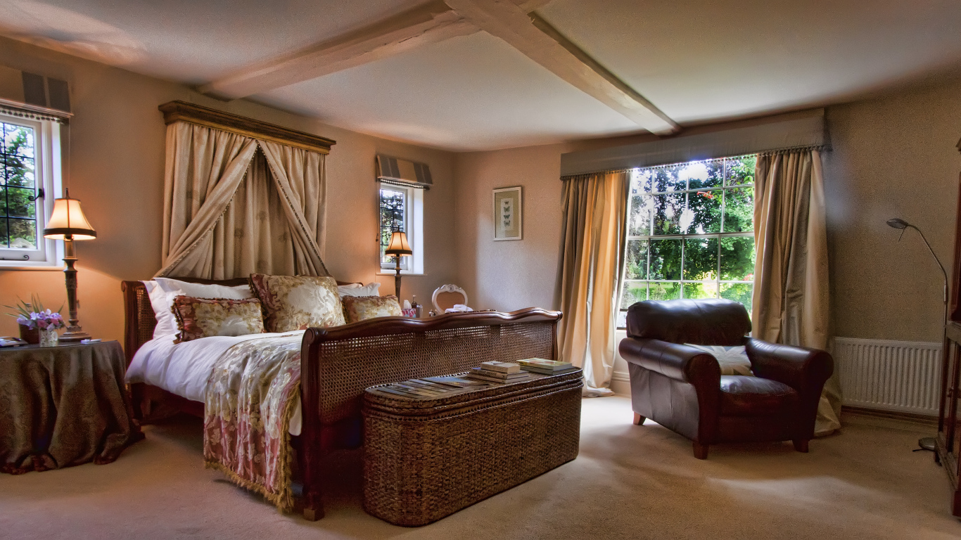 Кровать в загородном доме