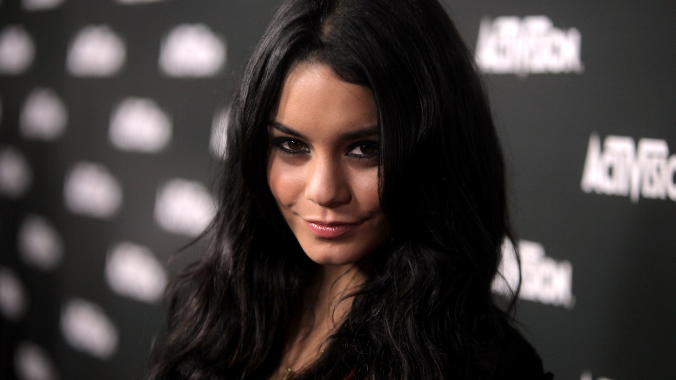 Брюнетка Ванесса Хадженс