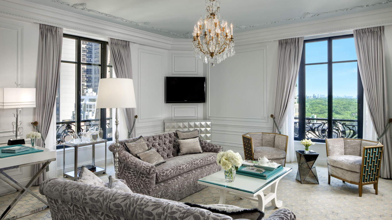 Большой зал с люстрой