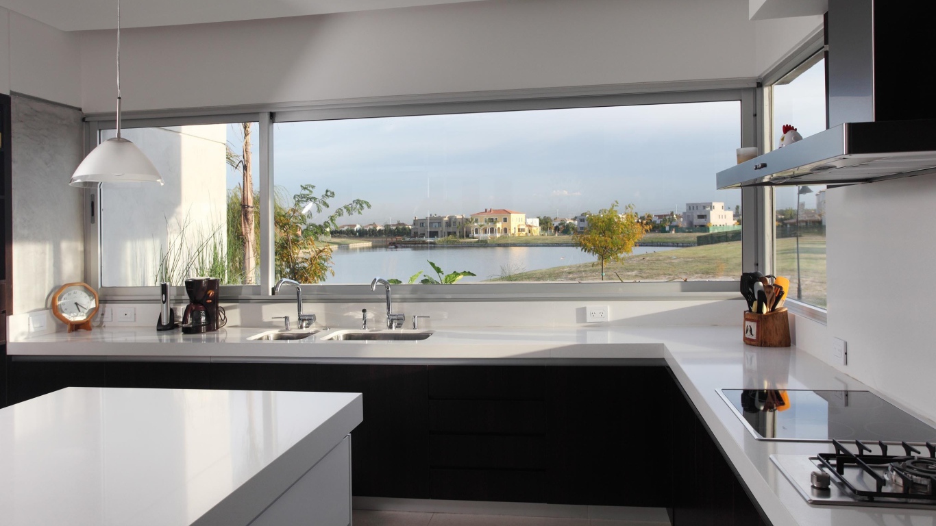 Кухня с видом на море