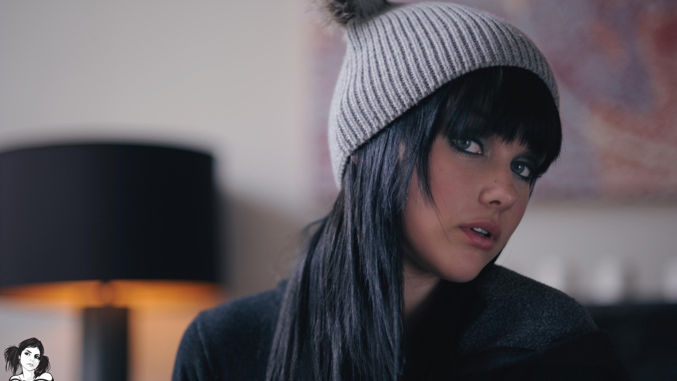 Мелисса Кларк в вязанной шапке