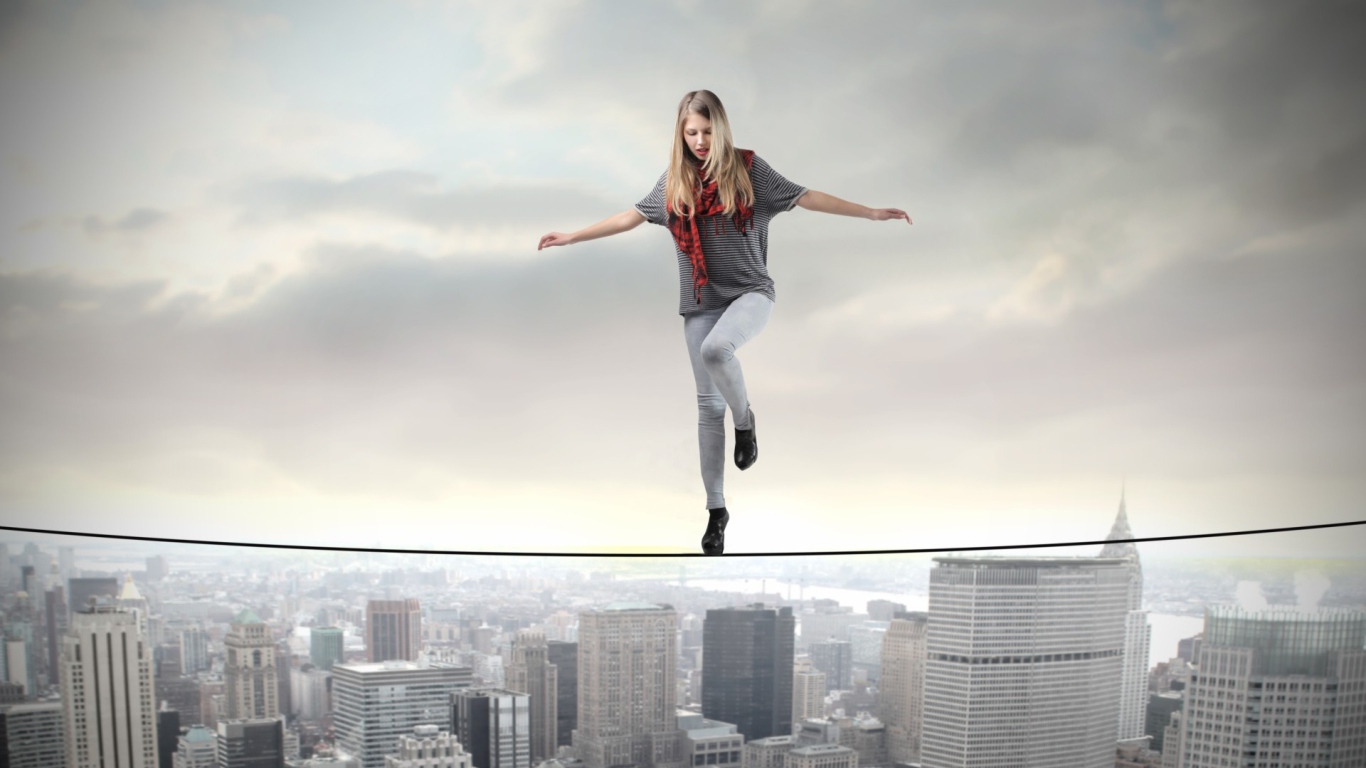 Девушка акробат идет по канату