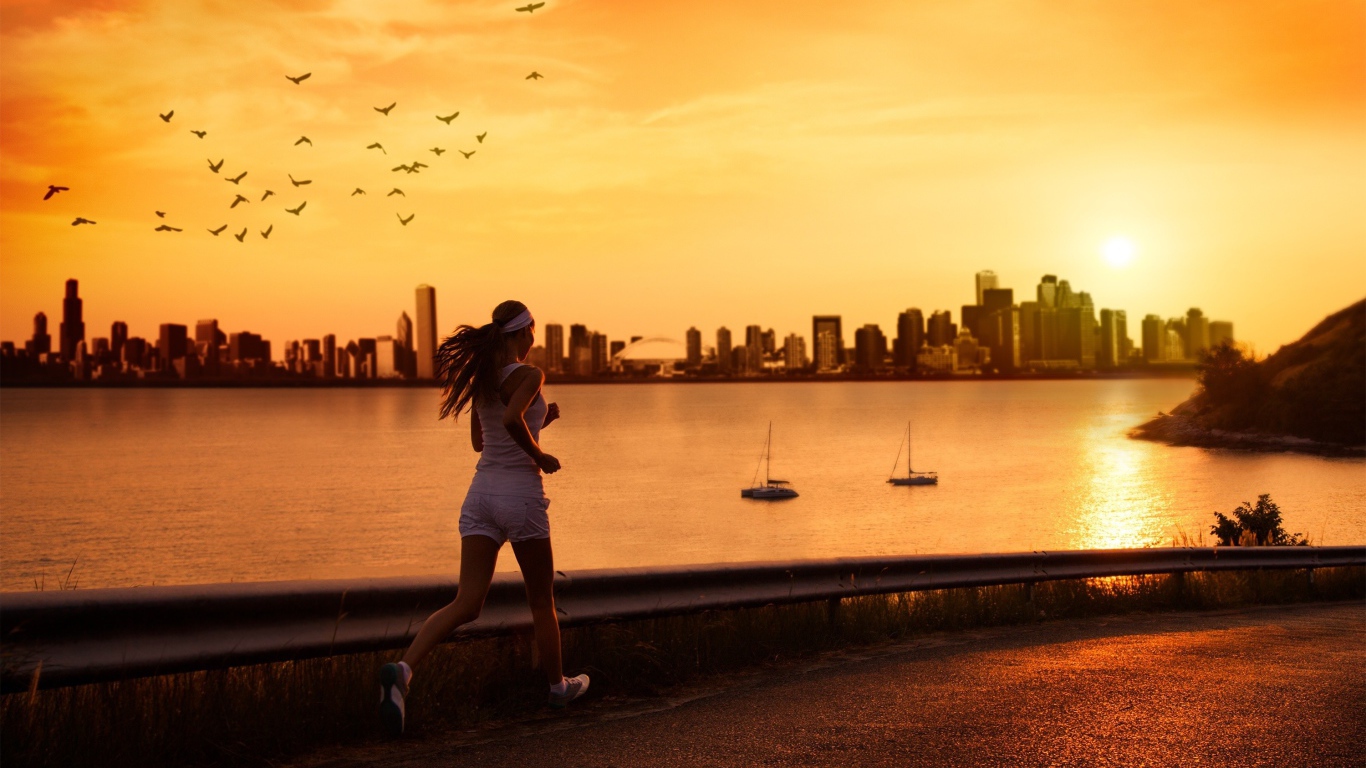 Девушка на пробежке на вечерней набережной