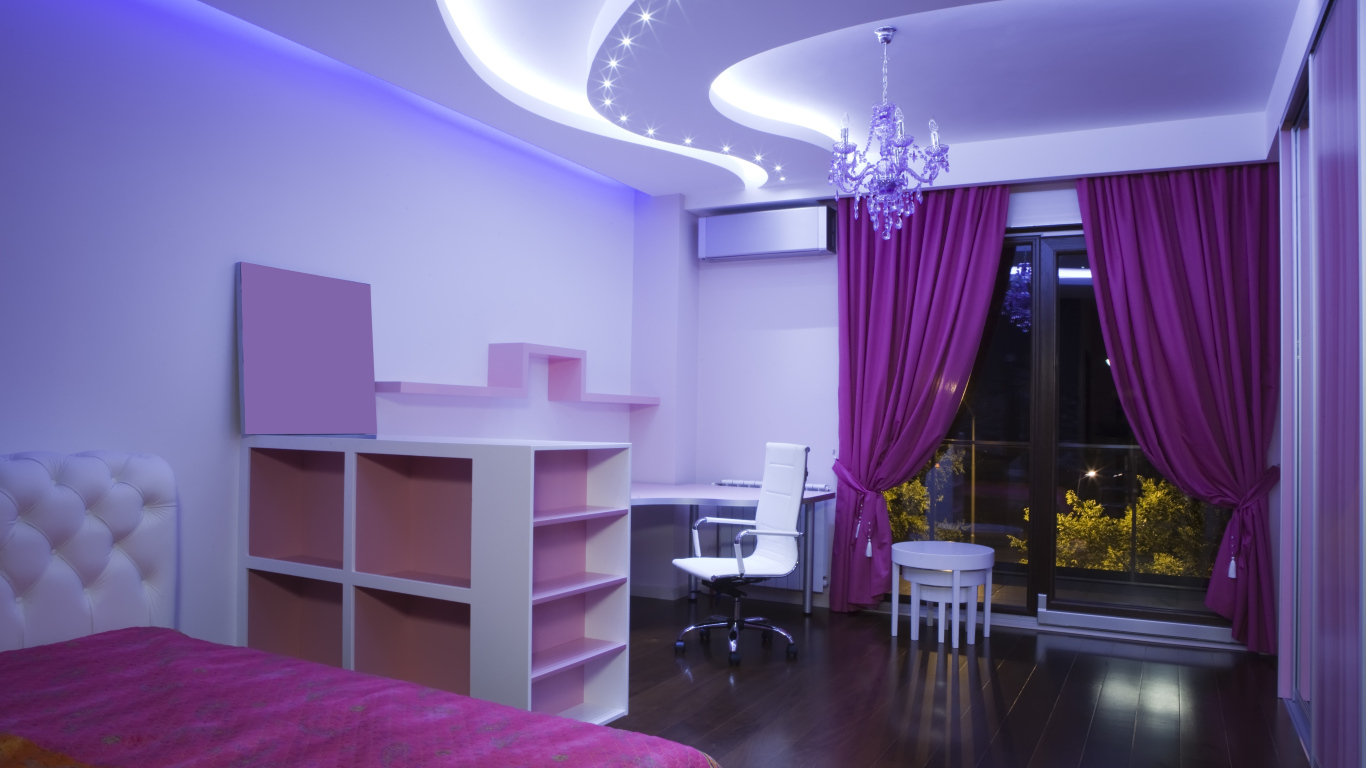 Сиреневая спальня с креслом