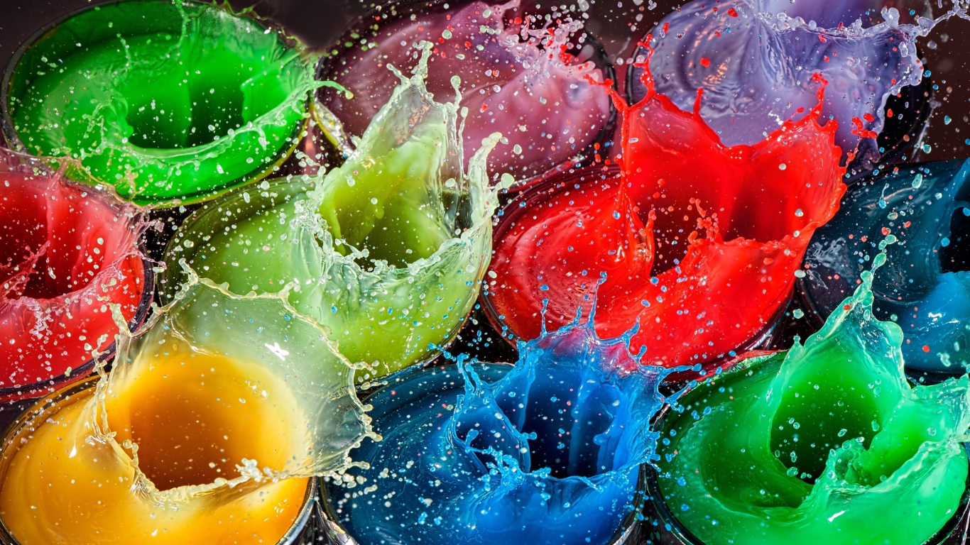 Разноцветные брызги воды в стаканах