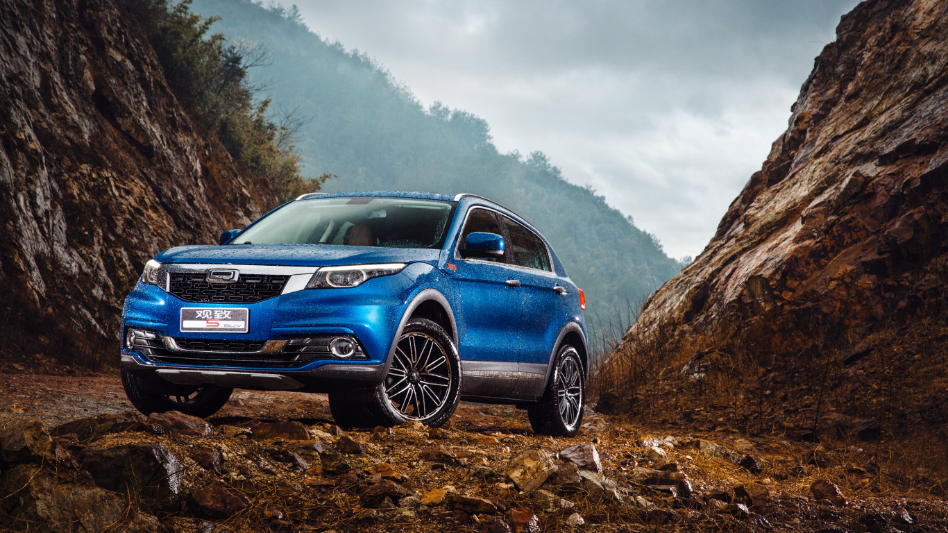 Синий китайский автомобиль Qoros 5  под дождем